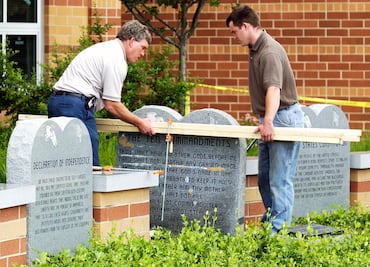 Luisiana obliga a colegios y universidades a exhibir Los Diez Mandamientos en sus aulas