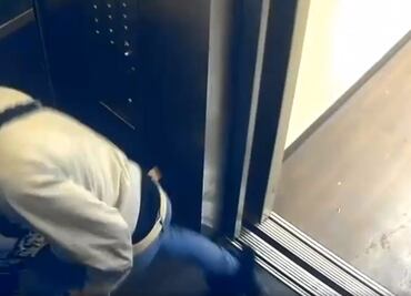 Video. Hombre golpea a adulto mayor en elevador de Nueva York