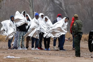 Policía realiza primeros arrestos de migrantes en zona fronteriza controlada por Texas