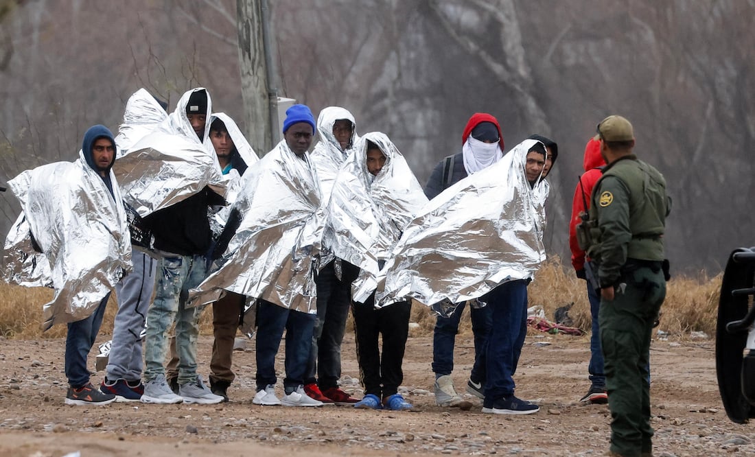 Juez frena polémica ley de Texas que autoriza a policías a expulsar migrantes. Foto: EFE/EPA/ADAM DAVIS