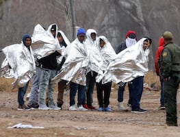 Juez frena polémica ley de Texas que autoriza a policías a expulsar migrantes