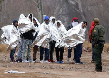 Juez frena polémica ley de Texas que autoriza a policías a expulsar migrantes