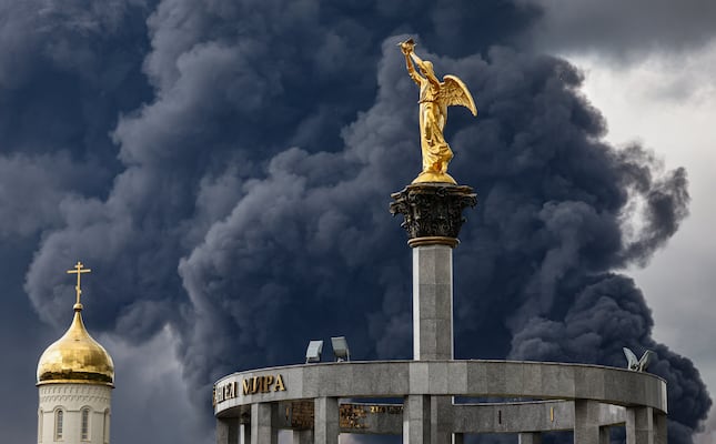 Impactantes imágenes: Ucrania golpea Moscú y desata una enorme explosión en una refinería. VIDEO