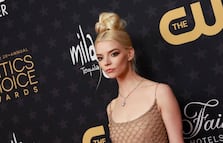 Anya Taylor-Joy deslumbra “como un ángel” en Nueva York con un minivestido blanco y lujosa joyería de Tiffany & Co.