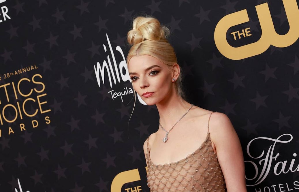 Anya Taylor-Joy se luce “como un ángel” con minivestido blanco en Nueva York. Foto: AFP