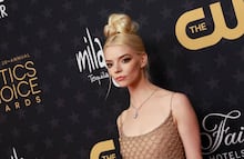 Anya Taylor-Joy deslumbra “como un ángel” en Nueva York con un minivestido blanco y lujosa joyería de Tiffany & Co.