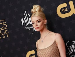 Anya Taylor-Joy deslumbra “como un ángel” en Nueva York con un minivestido blanco y lujosa joyería de Tiffany & Co.