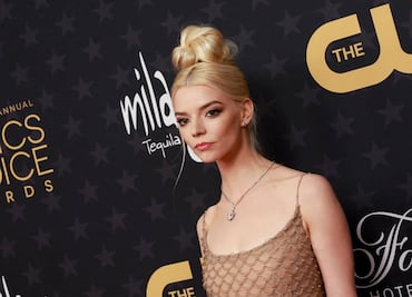 Anya Taylor-Joy deslumbra “como un ángel” en Nueva York con un minivestido blanco y lujosa joyería de Tiffany & Co.
