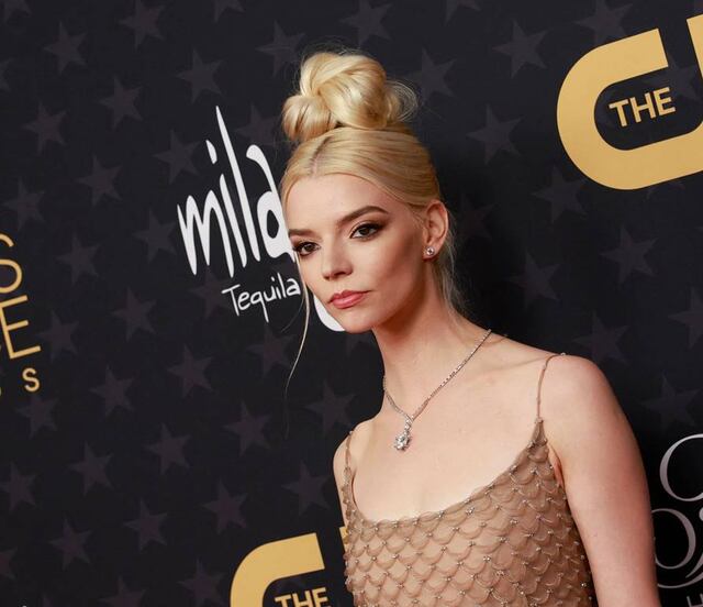 Anya Taylor-Joy deslumbra “como un ángel” en Nueva York con un minivestido blanco y lujosa joyería de Tiffany & Co.