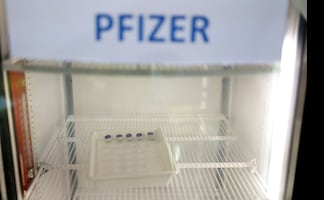Dosis descongeladas de Pfizer pueden estar un mes en nevera normal: EMA