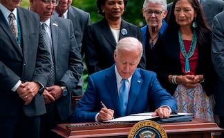 Biden admite sufrimiento indígena en marco del Día de Colón