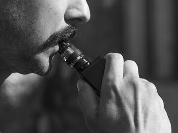 Médicos descartan relación entre vapeo y neumonía por inhalación de aceite