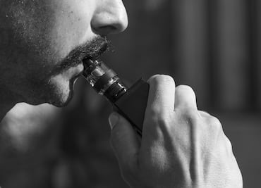 Médicos descartan relación entre vapeo y neumonía por inhalación de aceite