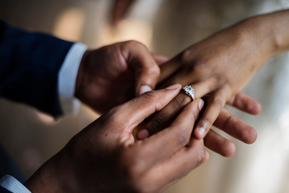 GrooArreglador de Matrimonios Falsos Cobraba Entre $20,000 y $35,000: Hombre se Declara Culpable en Caso de Fraude Migratorio. Foto iStock / Rawpixel