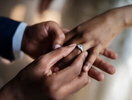 Hombre de California se declara culpable de arreglar más de 600 matrimonios falsos; cobraba hasta 35 mil dólares