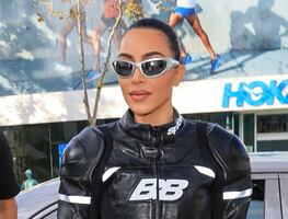 Kim Kardashian presume sus curvas de infarto y cinturita con look de motociclista