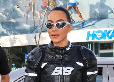Kim Kardashian presume sus curvas de infarto y cinturita con look de motociclista