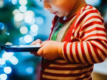Niño gasta mil 700 dólares en muebles al jugar con celular de su mamá en EU