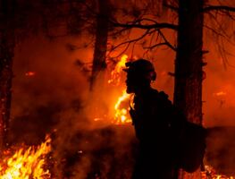 El mayor incendio de EU es tan grande que ya genera su propio clima