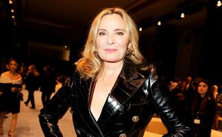 Kim Cattrall, de ‘Sex and the city’, conquista el internet con body nude en sesión a los 67 años