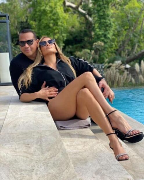 El bikini rosa neón con el que Jennifer Lopez conquistó la playa