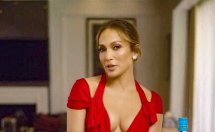 Jennifer Lopez enamora a sus fans con vestido navideño de atrevido escote 