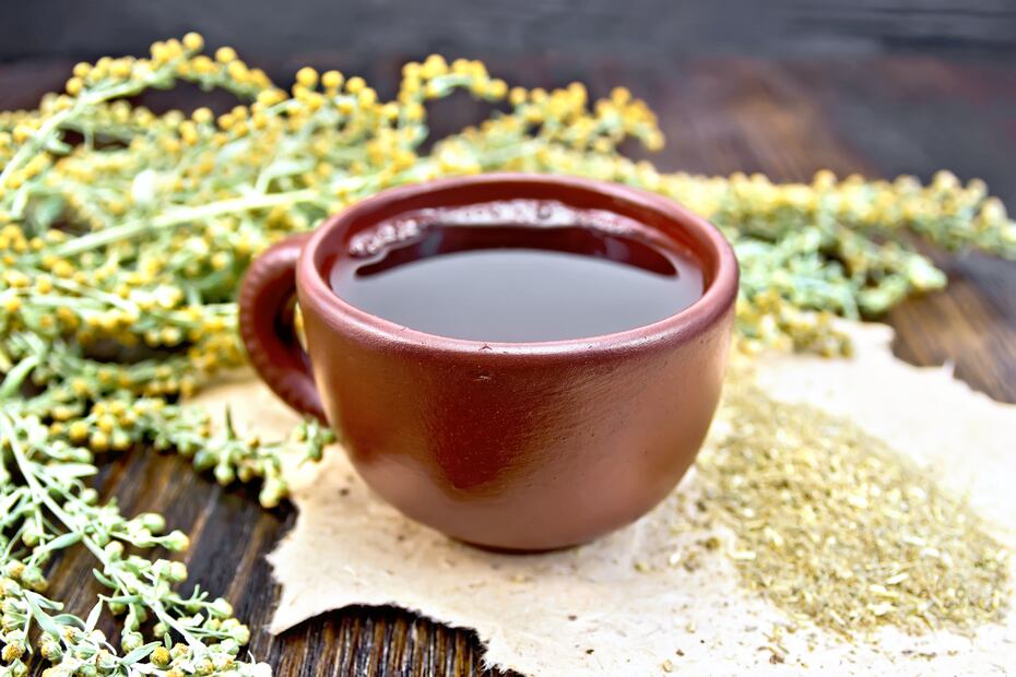Té de ajenjo. ¿Para qué sirve y cómo se prepara?, propiedades curativas. iStock/rezkrr