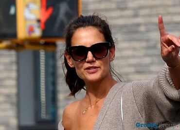 Katie Holmes sufre accidente de vestuario al tomar taxi en NY