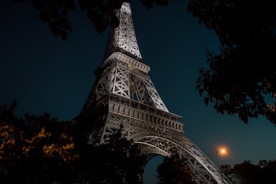 Dos turistas estadounidenses ebrios pasan la noche en el segundo y tercer piso de la Torre Eiffel