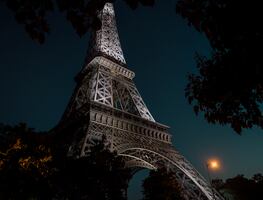 Dos turistas estadounidenses ebrios pasan la noche en el segundo y tercer piso de la Torre Eiffel