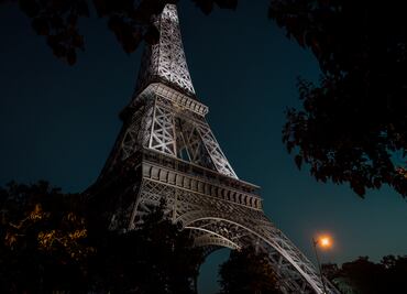 Dos turistas estadounidenses ebrios pasan la noche en el segundo y tercer piso de la Torre Eiffel