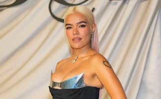 Karol G presume silueta curvy con ajustado vestido y bralette al estilo Cazzu