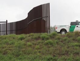 Caen dos migrantes mexicanos que trataban de escalar el muro fronterizo; uno murió