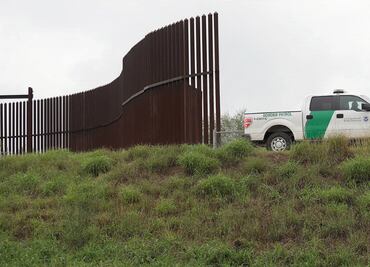 Caen dos migrantes mexicanos que trataban de escalar el muro fronterizo; uno murió
