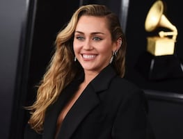 Miley Cyrus luce impactante con diminuta lencería negra mientras se prepara para los Grammys 2024