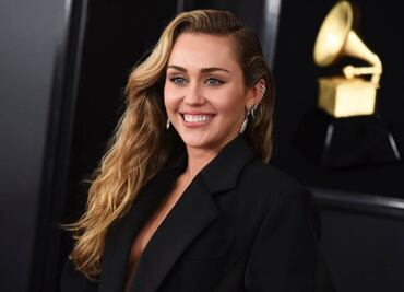 Miley Cyrus luce impactante con diminuta lencería negra mientras se prepara para los Grammys 2024