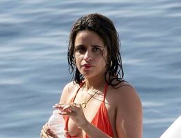 Camila Cabello se luce con su bikini más diminuto en Italia