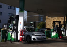 El petróleo se dispara tras ataques en Irán: ¿viene un nuevo golpe a la gasolina y la inflación mundial? 