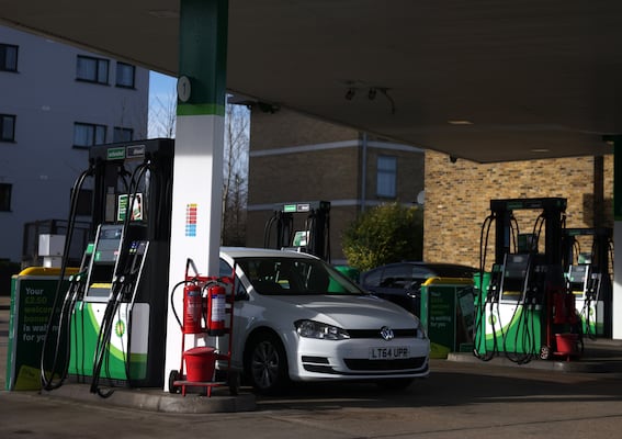 El petróleo se dispara tras ataques en Irán: ¿viene un nuevo golpe a la gasolina y la inflación mundial?