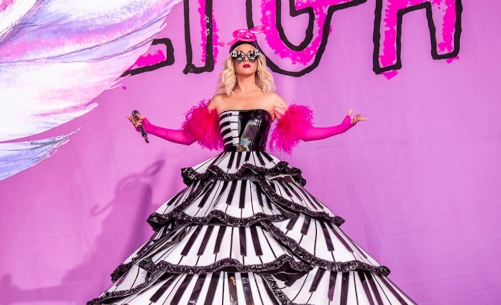 Katy Perry sorprende con extravagante catsuit de látex