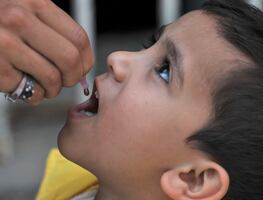 Detectan polio en aguas residuales de Londres; aplicarán dosis de refuerzo a niños