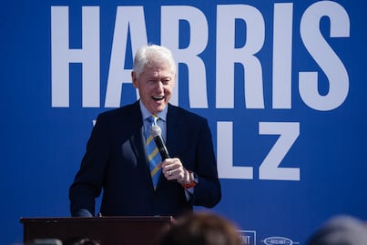 Empleada de McDonald's confunde a Bill Clinton con Biden: "¿Eres Joe?" VIDEO