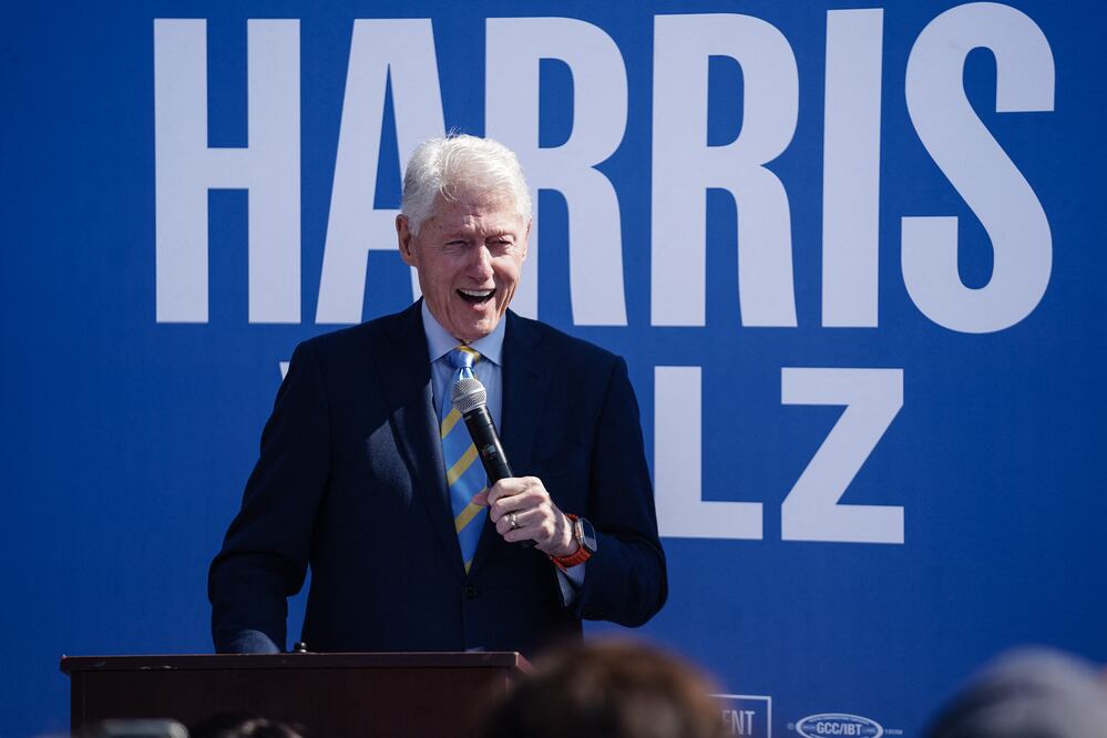 Empleada de McDonald's confunde a Bill Clinton con Biden: "¿Eres Joe?". (Photo by Elijah Nouvelage / AFP)