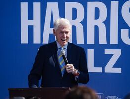 Empleada de McDonald's confunde a Bill Clinton con Biden: "¿Eres Joe?" VIDEO