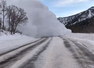 Filman sorprendente avalancha en carretera de Utah