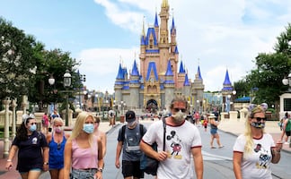 Hombre se niega a usar cubrebocas y escupe a guardia en Disney World 
