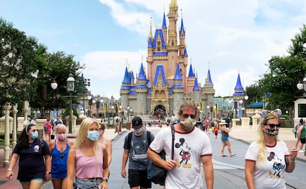 Hombre se niega a usar cubrebocas y escupe a guardia en Disney World 