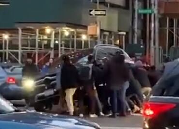 Peatones levantan camioneta para liberar a mujer atropellada en Nueva York