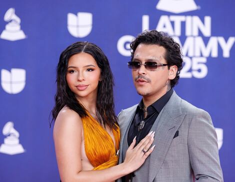 “Lo bueno es que es con la misma”: Nodal suelta polémico comentario sobre su boda religiosa con Ángela Aguilar