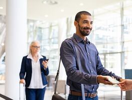 Esta es la cantidad MÁXIMA de dinero que puedes llevar en avión al viajar a Estados Unidos